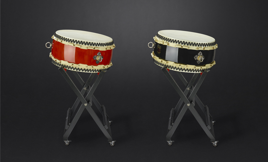 Hira-Daiko drum hq Ø48cm/h:25cm (shiny-black & red-brown)  with X-stand high (695€/185€)